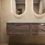 Modern naturel eiken badkamermeubel 160 cm met enkele lade, vlak front en grijs limestone blad met witte waskom