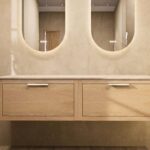 Hangend donker eiken badkamermeubel 160 cm met één lade en grijs limestone blad