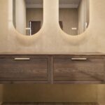 Hangend naturel eiken badkamermeubel 160 cm met enkele lade en limestone blad met witte waskom