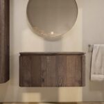 Rond hangend donker eiken badkamermeubel 100 cm met afgeronde hoeken, vlak front en massief eiken blad