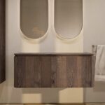 Rond hangend donker eiken badkamermeubel 120 cm met vlak front en massief eiken blad met twee waskommen