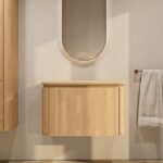 Rond hangend naturel eiken badkamermeubel 80 cm met afgeronde hoeken en eiken blad met witte waskom