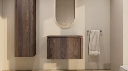 Rond hangend donker eiken badkamermeubel 80 cm met afgeronde hoeken, vlak front en eiken wastafelblad