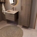 Modern donker eiken badkamermeubel 60 cm met één lade en Mat Beige mineraalstenen wastafel