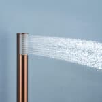 Stijlvolle thermostatische inbouwdoucheset in geborsteld koper met PVD-coating, een hoofddouche van Ø25 cm en een losse handdoucheset. Uitgevoerd met muuraansluiting. Verkrijgbaar in 6 kleuren en geleverd met 5 jaar garantie. Kenmerkend voor de Tosca
