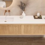 Hangend naturel eiken badkamermeubel 140 cm met één lade en dubbele mat witte mineraalstenen wastafel