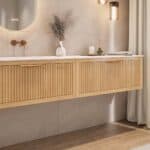 Hangend naturel eiken badkamermeubel 140 cm met één lade en dubbele mat witte mineraalstenen wastafel