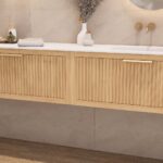 Hangend naturel eiken badkamermeubel 140 cm met twee lades en dubbele mat witte mineraalstenen wastafel