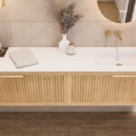 Hangend naturel eiken badkamermeubel 140 cm met twee lades en dubbele mat witte mineraalstenen wastafel