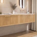 Hangend naturel eiken badkamermeubel 140 cm met twee lades en dubbele mat witte mineraalstenen wastafel
