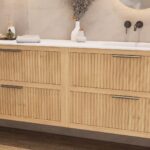Hangend naturel eiken badkamermeubel 160 cm met twee lades en dubbele mat witte mineraalstenen wastafel