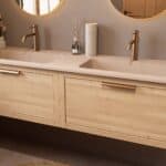Hangend naturel eiken badkamermeubel 160 cm met één lade en Mat Beige mineraalstenen wastafel
