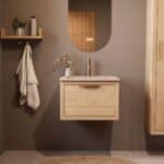 Modern naturel eiken badkamermeubel 60 cm met één lade en Mat Beige mineraalstenen wastafel