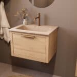 Modern naturel eiken badkamermeubel 60 cm met één lade en Mat Beige mineraalstenen wastafel