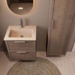 Modern donker eiken badkamermeubel 60 cm met twee lades en Mat Beige mineraalstenen wastafel