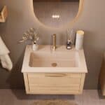 Modern naturel eiken badkamermeubel 70 cm met één lade en Mat Beige mineraalstenen wastafel