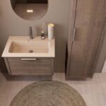Modern donker eiken badkamermeubel 70 cm met één lade en Mat Beige mineraalstenen wastafel