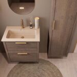 Modern donker eiken badkamermeubel 70 cm met twee lades en Mat Beige mineraalstenen wastafel