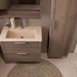 Modern donker eiken badkamermeubel 80 cm met twee lades en Mat Beige mineraalstenen wastafel