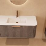 Rond donker eiken badkamermeubel 100 cm met vlak front en mat witte solid surface wastafel