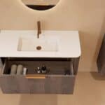 Rond donker eiken badkamermeubel 100 cm met vlak front en mat witte solid surface wastafel