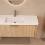 Rond naturel eiken wastafelmeubel 120 cm met vlak front en mat witte solid surface wastafel