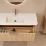 Rond naturel eiken wastafelmeubel 120 cm met vlak front en mat witte solid surface wastafel