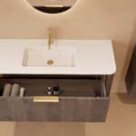 Rond donker eiken badkamermeubel 120 cm met vlak front en mat witte solid surface wastafel