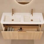 Rond naturel eiken badkamermeubel 120 cm met vlak front en dubbele mat witte solid surface wastafel