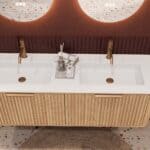 Rond naturel eiken badkamermeubel 140 cm met groevenfront en dubbele mat witte solid surface wastafel