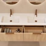 Rond naturel eiken badkamermeubel 140 cm met vlak front en dubbele mat witte solid surface wastafel