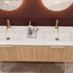 Rond hangend naturel eiken badkamermeubel 160 cm met groevenfront en dubbele mat witte solid surface wastafel