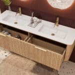 Rond hangend naturel eiken badkamermeubel 160 cm met groevenfront en dubbele mat witte solid surface wastafel