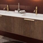 Rond hangend donker eiken badkamermeubel 160 cm met groevenfront en dubbele mat witte solid surface wastafel