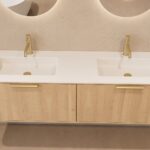 Rond hangend naturel eiken badkamermeubel 160 cm met vlak front en dubbele mat witte solid surface wastafel