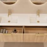 Rond hangend naturel eiken badkamermeubel 160 cm met vlak front en dubbele mat witte solid surface wastafel