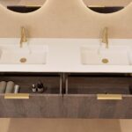 Rond hangend donker eiken badkamermeubel 160 cm met vlak front en dubbele mat witte solid surface wastafel