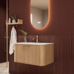 Rond hangend naturel eiken badkamermeubel 80 cm met groevenfront en mat witte solid surface wastafel