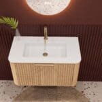 Rond hangend naturel eiken badkamermeubel 80 cm met groevenfront en mat witte solid surface wastafel