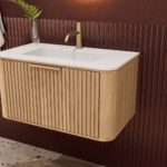 Rond hangend naturel eiken badkamermeubel 80 cm met groevenfront en mat witte solid surface wastafel
