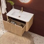 Rond hangend naturel eiken badkamermeubel 80 cm met groevenfront en mat witte solid surface wastafel