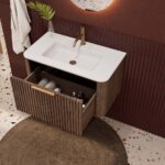 Rond hangend donker eiken badkamermeubel 80 cm met groevenfront en mat witte solid surface wastafel