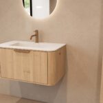 Rond hangend naturel eiken badkamermeubel 80 cm met vlak front en mat witte solid surface wastafel