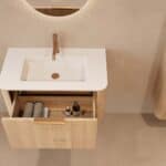 Rond hangend naturel eiken badkamermeubel 80 cm met vlak front en mat witte solid surface wastafel