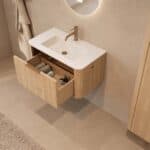 Rond hangend naturel eiken badkamermeubel 80 cm met vlak front en mat witte solid surface wastafel