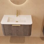 Rond hangend donker eiken badkamermeubel 80 cm met vlak front en mat witte solid surface wastafel
