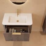 Rond hangend donker eiken badkamermeubel 80 cm met vlak front en mat witte solid surface wastafel