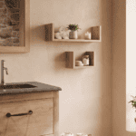 Compacte wandplank van massief eikenhout in de kleur Naturel Eiken. Voorzien van een onzichtbare bevestiging en perfect voor badkamer, toilet of woonruimte.