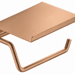 Strakke toiletrolhouder met planchet uit de Grav serie, uitgevoerd in geborsteld koper met duurzame PVD-coating. Het planchet bedekt het toiletpapier en biedt ruimte om kleine accessoires op te plaatsen. Voor wandmontage. De afwerking sluit exact aan