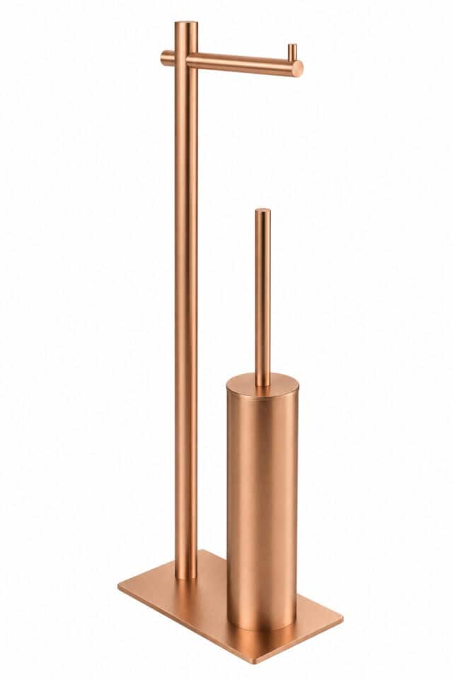 Vrijstaande toiletrolhouder met geïntegreerde toiletborstel uit de Grav serie, uitgevoerd in geborsteld koper met duurzame PVD-coating. Een praktische en stijlvolle oplossing zonder wandmontage. De afwerking sluit exact aan bij de geborsteld koperen